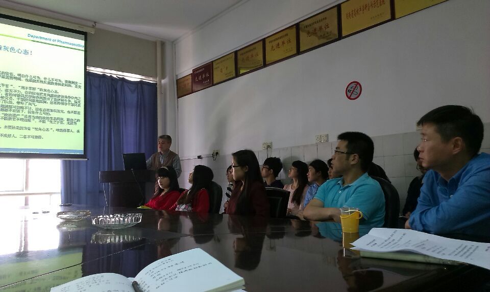 彭书记在给学生党员培训